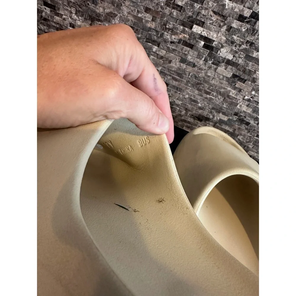 Adidas Yeezy Slide Bone Sand Mens Size 9 US Foam Slip On Sandals GZ5554
